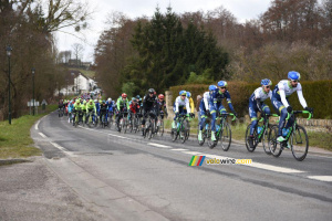 Le peloton emmené par l'équipe Orica-GreenEDGE (824x)