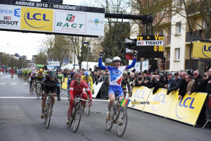 Arnaud Démare remporte l'étape devant Ben Swift & Nacer Bouhanni (955x)