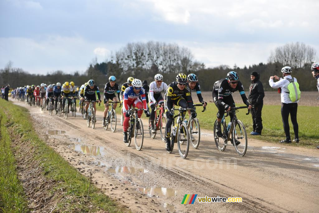 Het peloton op het eerste zandweggetje