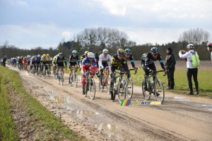 Le peloton sur le premier chemin calcaire (820x)