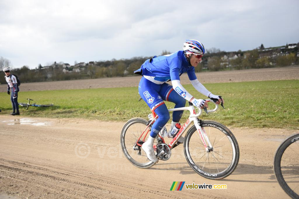 Arthur Vichot (FDJ) op het eerste zandweggetje