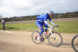 Arthur Vichot (FDJ) on the first sand road (463x)