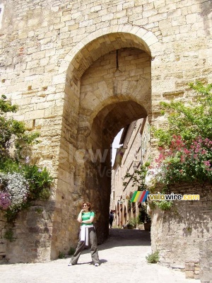 Isabelle devant la porte de Cordes-sur-Ciel (374x)