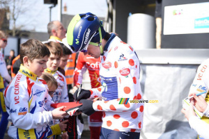 Jon Izaguirre (Movistar) signing autographs (618x)