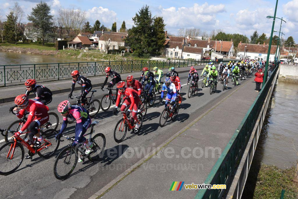 Het peloton in Selles-sur-Cher (2)