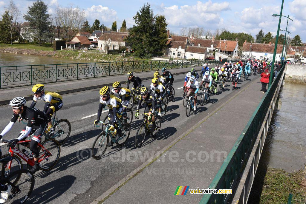 Het peloton in Selles-sur-Cher (3)