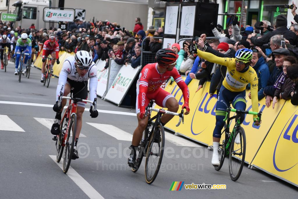 Michael Matthews protesteert tegen de overwinning van Nacer Bouhanni