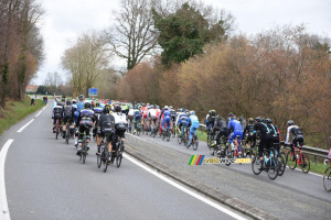 Le peloton s'en va de Culan (582x)