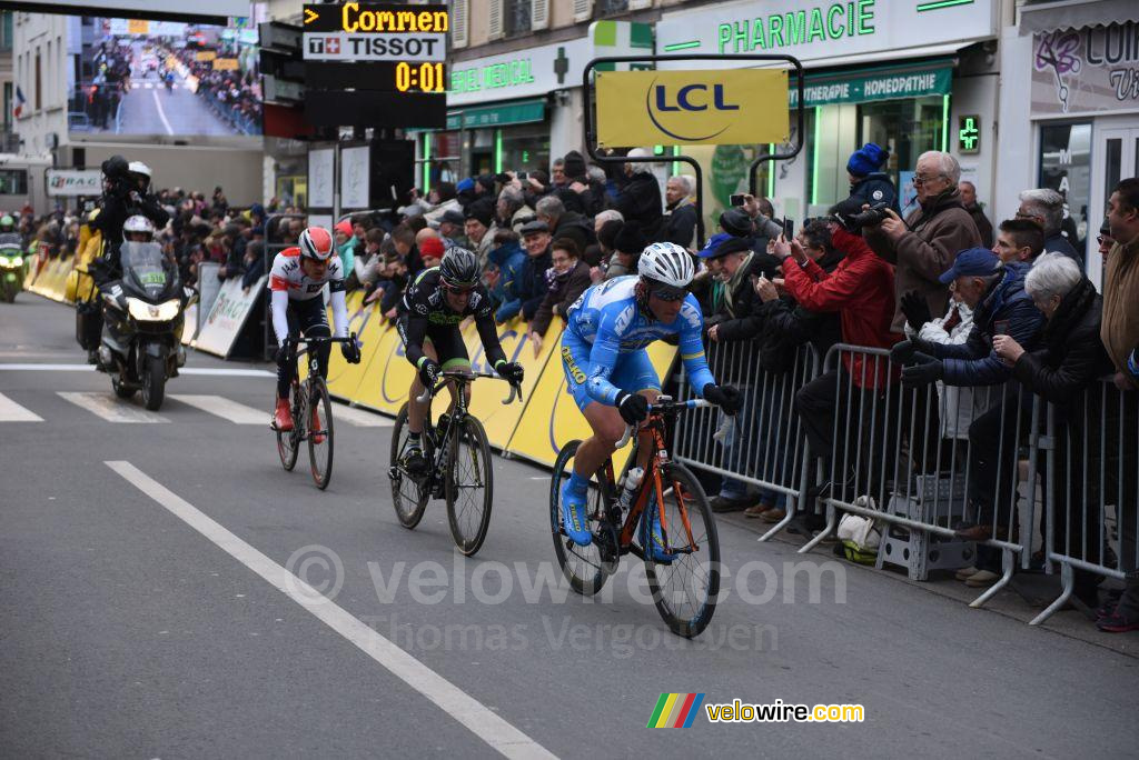 De kopgroep bij de eerste doorkomst over de finishlijn