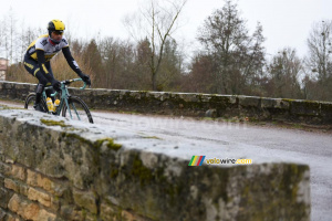 Paul Martens (Lotto NL-Jumbo) à l'entrée de Châteauneuf (679x)