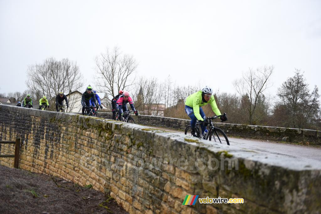 De rest van de kopgroep rijdt Châteauneuf binnen