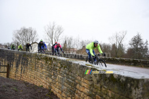 La suite de l'échappée initiale à l'entrée de Châteauneuf (729x)