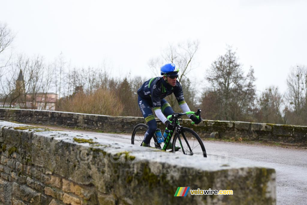 Simon Yates (Orica-GreenEDGE) rijdt Châteauneuf binnen