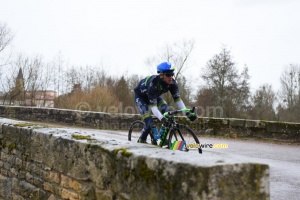 Simon Yates (Orica-GreenEDGE) à l'entrée de Châteauneuf (817x)