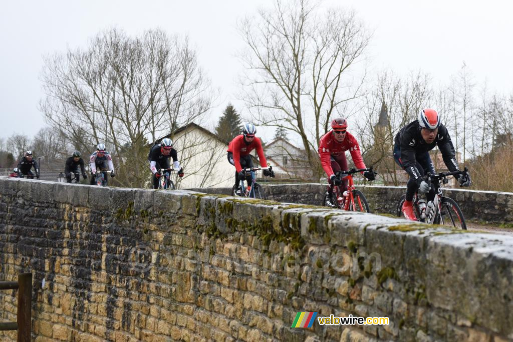 Het peloton rijdt Châteauneuf binnen
