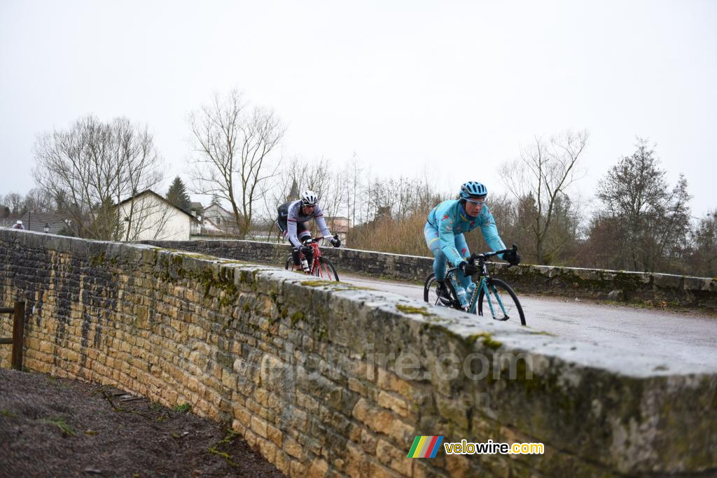 Alexey Lutsenko & Laurent Didier rijden Châteauneuf binnen