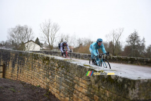 Alexey Lutsenko & Laurent Didier à l'entrée de Châteauneuf (641x)