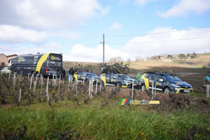 Le départ entre les vignes : Direct Energie (643x)