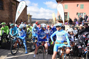 Les coureurs profitent du soleil au départ (799x)