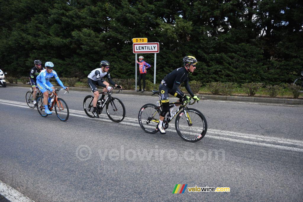 De kopgroep rijdt Lentilly uit