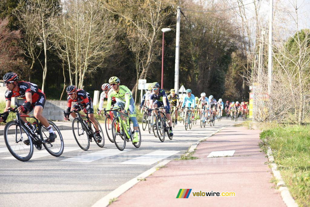 Het peloton in Saint Uze