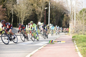 Le peloton à Saint Uze (594x)