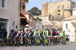 The peloton in Suze-la-Rousse (791x)