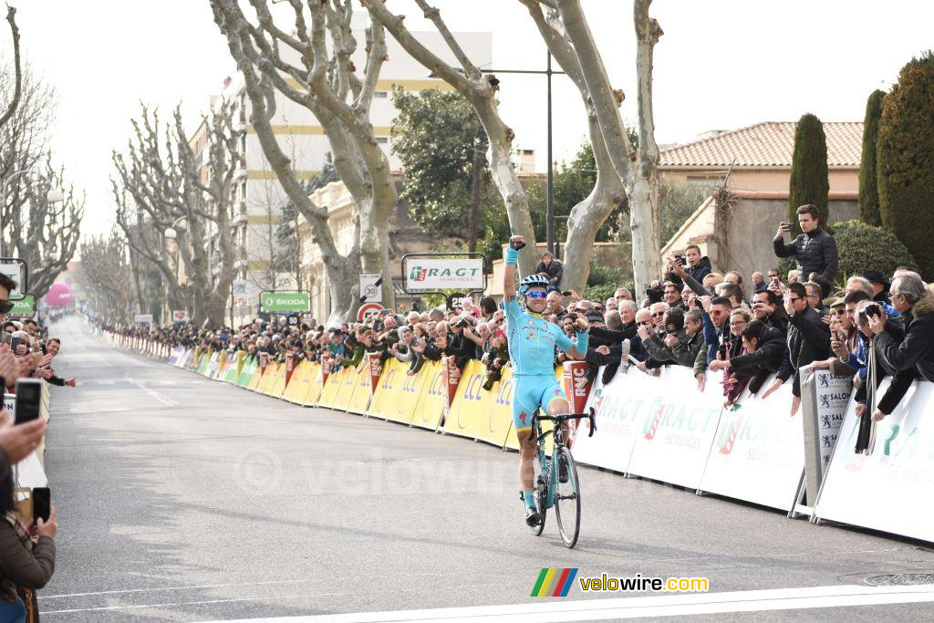 Alexey Lutsenko (Astana) wint de etappe in Salon-de-Provence