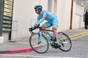 Alexey Lutsenko en chasse derrière Antoine Duchesne (814x)