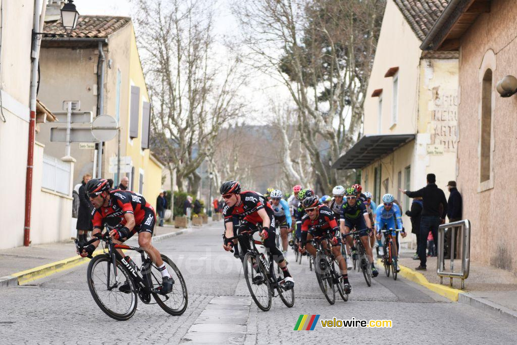 Het peloton onder leiding van BMC in Charleval