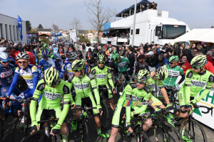 Les coureurs avant le départ (829x)