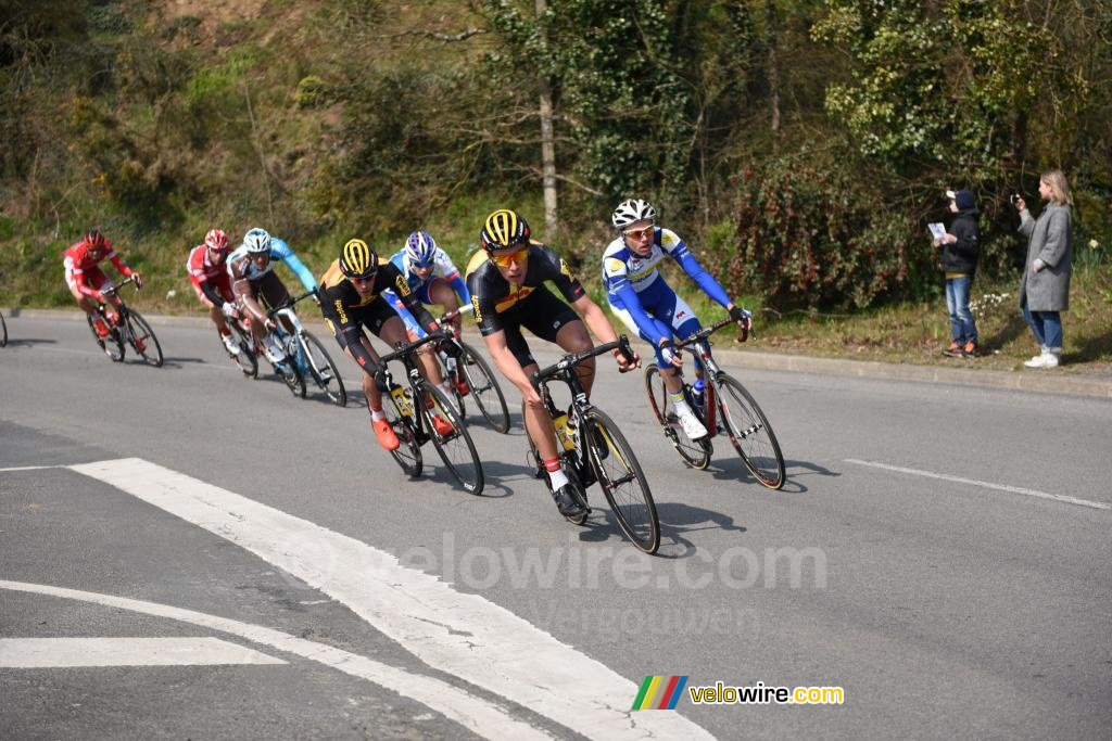 Het peloton in de achtervolging (2)