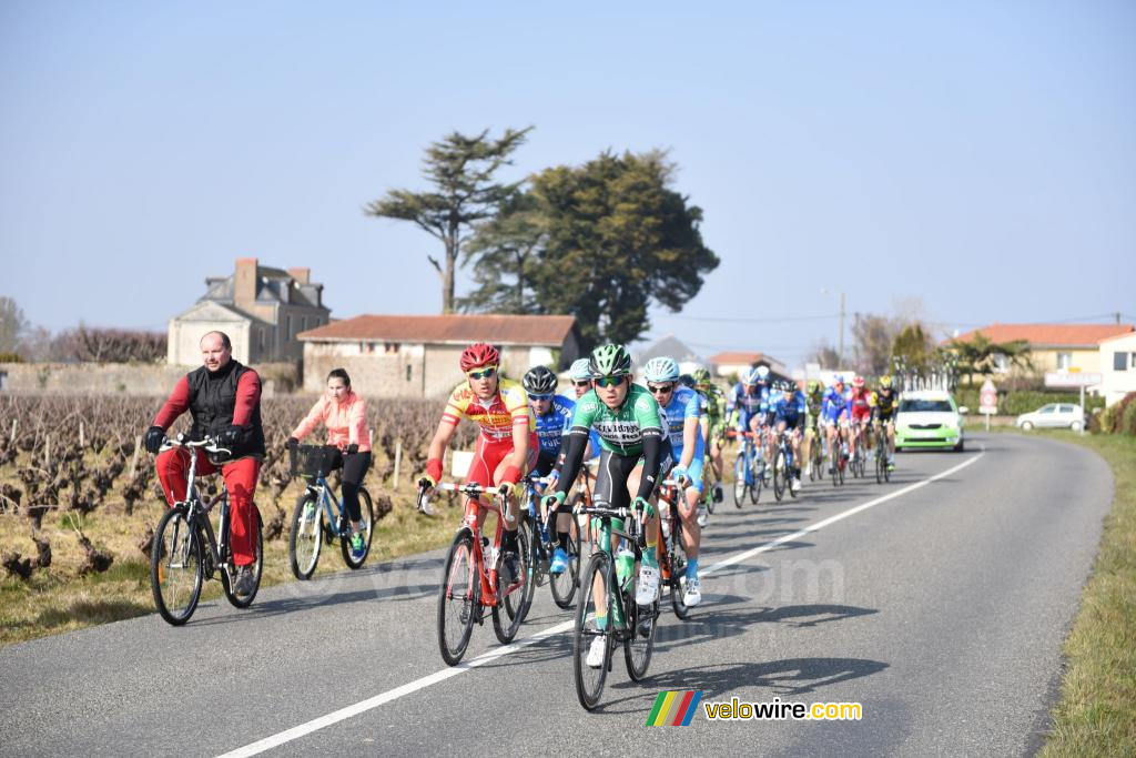 De achterblijvende renners met vrijetijdsfietsers