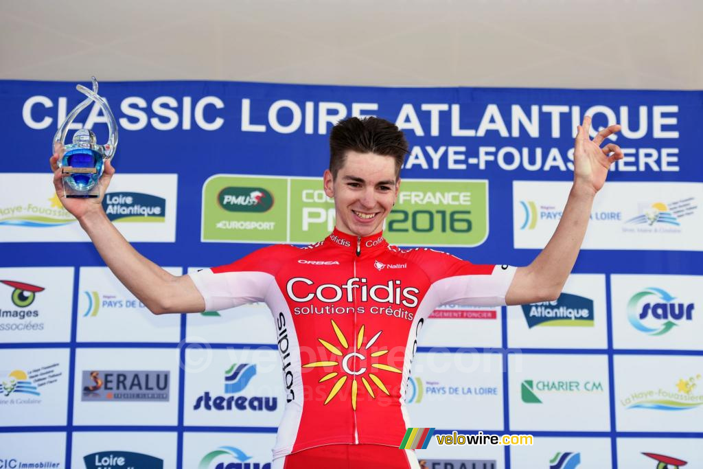 Anthony Turgis viert zijn overwinning op het podium