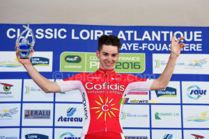 Anthony Turgis fête sa victoire sur le podium (716x)