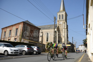 Quelques coureurs essaient de s'en aller à Toutlemonde (861x)