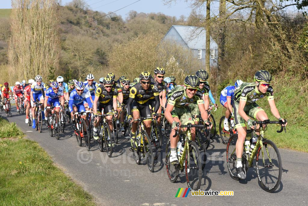 Het eerste peloton weer samen in de klim van de Côte de Roussay