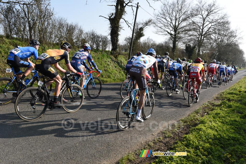Het eerste peloton weer samen in de klim van de Côte de Roussay (2)