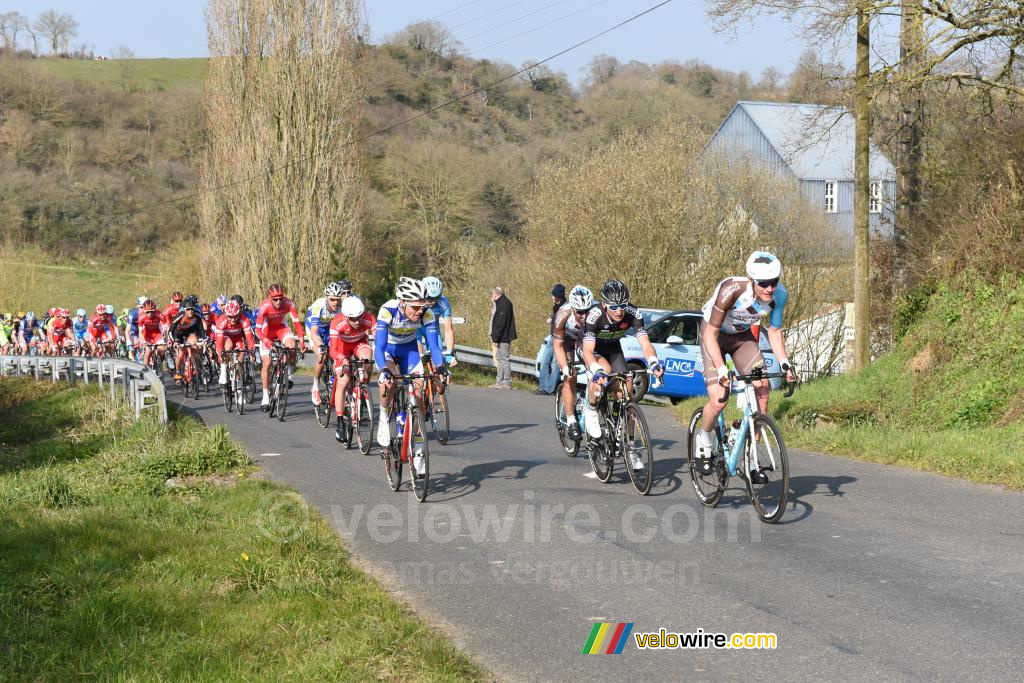 Het tweede peloton op de Côte de Roussay