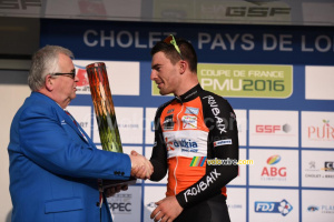 François Faglain remet le trophée à Rudy Barbier (8765x)