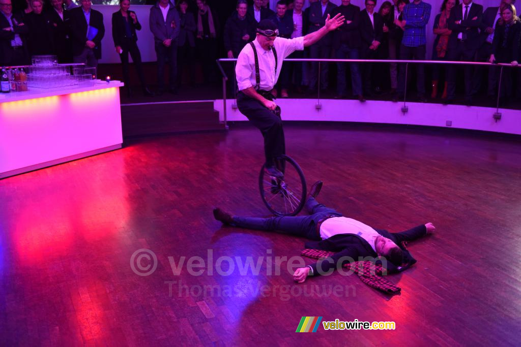 Nicolas Marche (Ploegleider van de FDJ damesploeg) is niet bang voor de fiets acrobaat