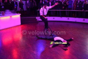 Nicolas Marche (DS de l'équipe féminine FDJ Nouvelle-Aquitaine Futuroscope) n'a pas peur de l'acrobat vélo (2414x)