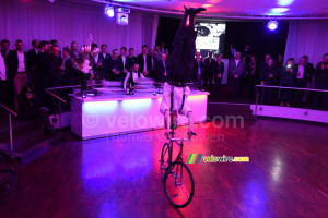 Les acrobaties à vélo continuent à l'envers (2342x)