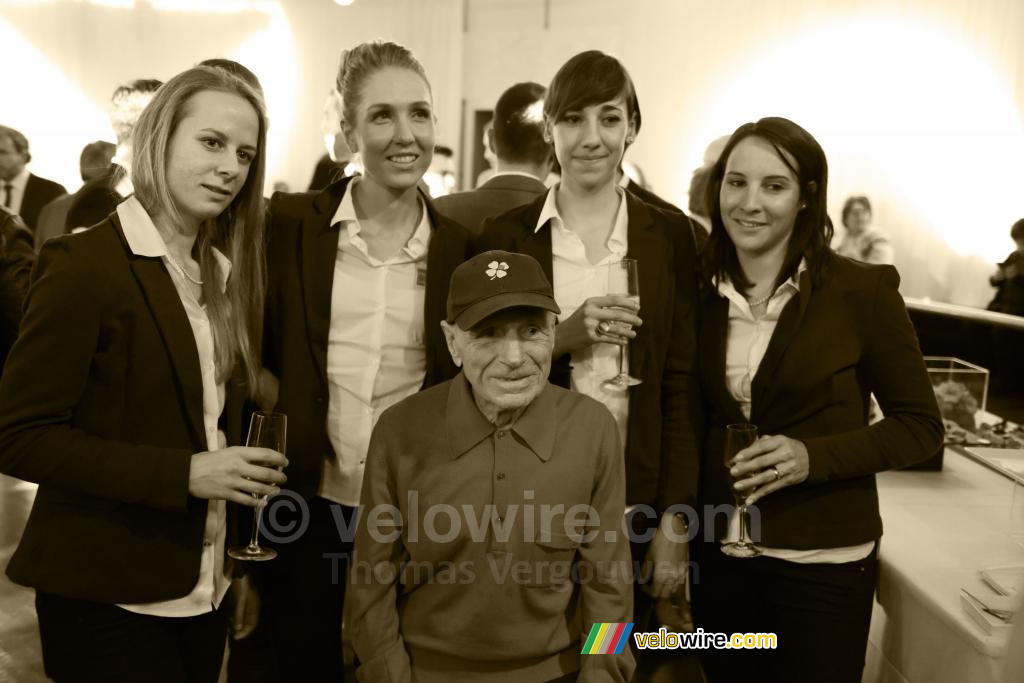 De dameswielrenners van de FDJ-Nouvelle Aquitaine Futuroscope ploeg met Robert Marchand