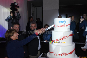 Les frères Madiot et Stéphane Pallez (PDG de la FDJ) coupent le gâteau d'anniversaire (2671x)