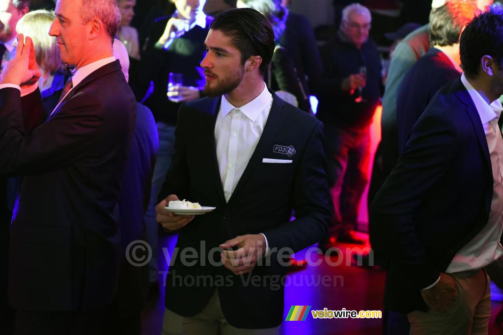 Marc Fournier eet zijn verjaardagstaart