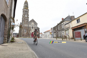 Yann Guyot (Armée de Terre) devant l'église de Saint-Fiacre (1009x)