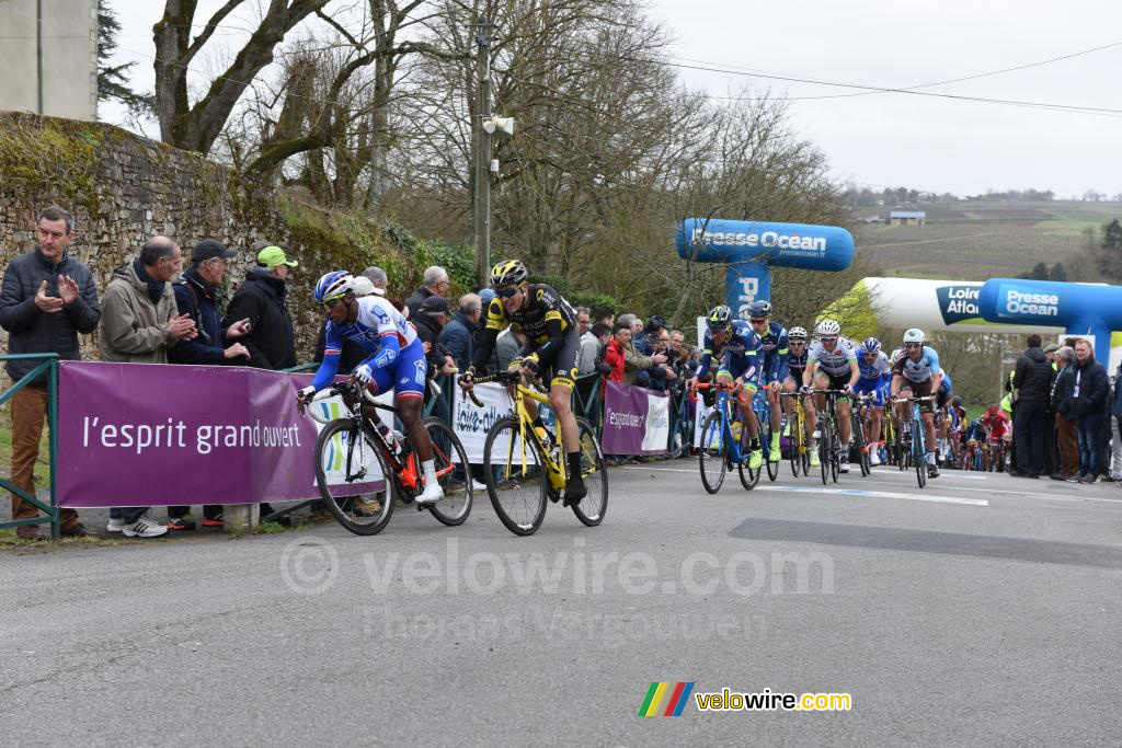 Het peloton bovenop de côte de Saint Fiacre