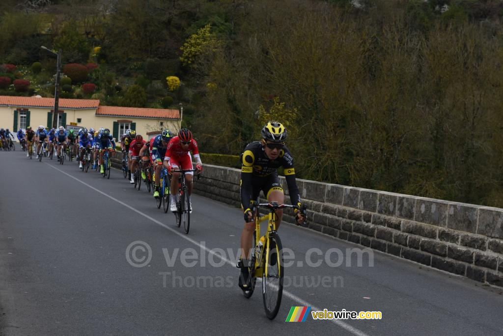 Het peloton op de brug net buiten La Haye Fouassière