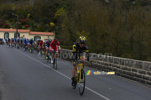Le peloton sur le pont à la sortie de La Haye Fouassière (1040x)
